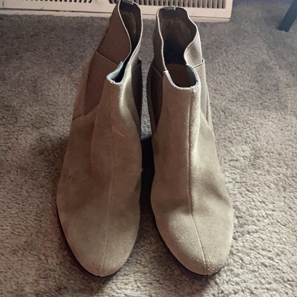 Never worn size 7.5 Tahari Boots - Picture 5 of 7